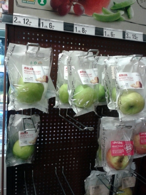 Ein hochgezüchteter Apfel - noch dazu in der schlimmsten Verpackung, die mir je begegnet ist.